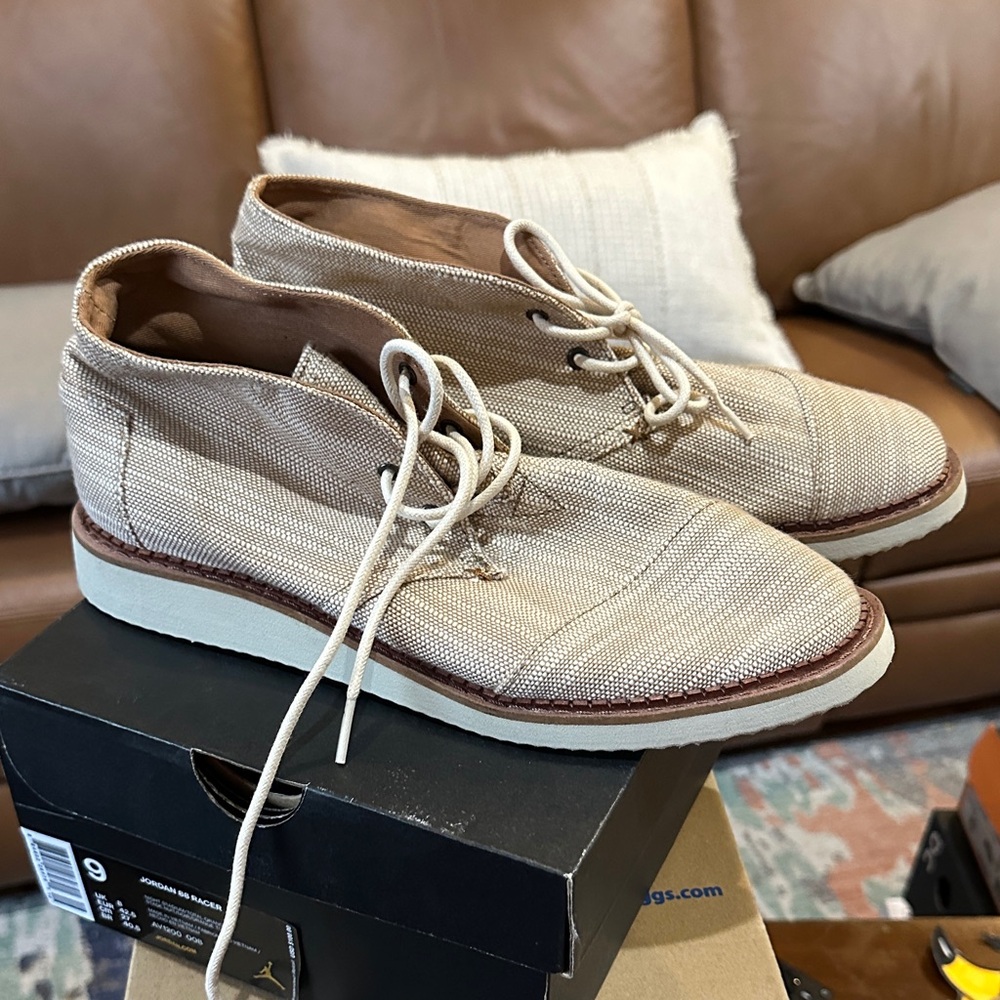 Toms Men's Beige Canvas Chukka Boots